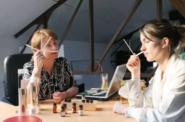 調(diào)香技術(shù)概述：辨香、仿香、創(chuàng)香、評(píng)香