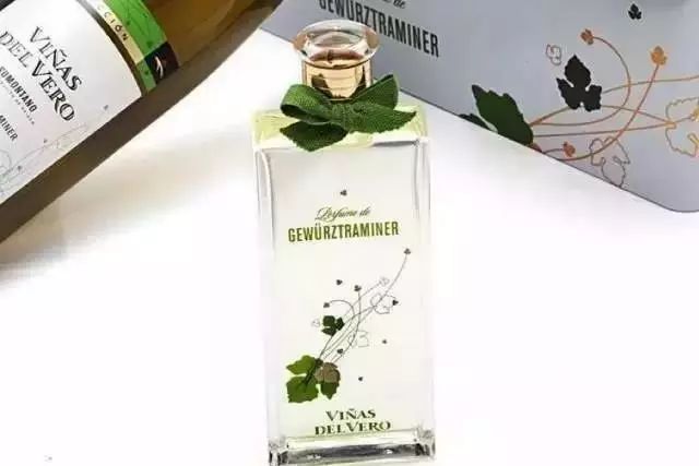 你有一沓葡萄酒味的香水，請(qǐng)接收