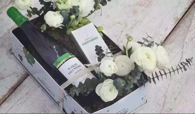 你有一沓葡萄酒味的香水，請(qǐng)接收