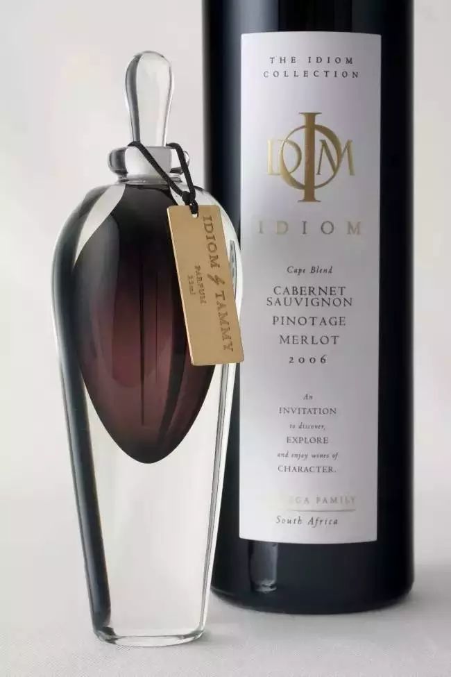 你有一沓葡萄酒味的香水，請(qǐng)接收