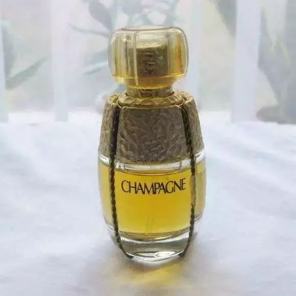 你有一沓葡萄酒味的香水，請(qǐng)接收